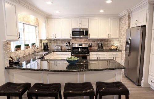 Stunning 8 bedroom 6 bathroom Pool Home - Photo 45