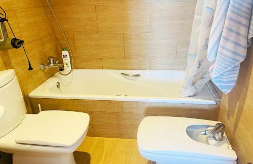 Apartamento en primera línea de playa con piscina y garaje gratuito - Foto 36