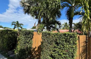 Modern Boho 3BR Duplex Escape with Pool & King Bed Near Beach - Foto 18