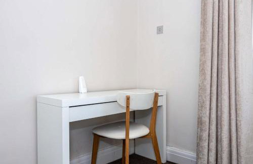 Detached House In Prestwich Sleeps 10 with Parking - Foto 44