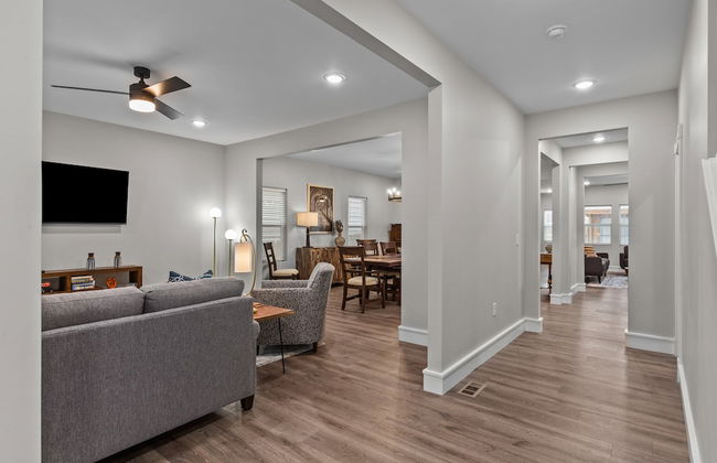 Uptown Elegant Escape | JZ Vacation Rentals - Photo 26