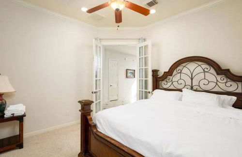 Bedroom with 3.5-Bathroom near Golf Course! - Photo 13