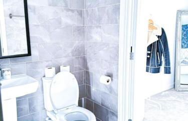 City Centre 3 Bedroom House Sleep upto 9 Guests with Garden and Parking - Foto 75