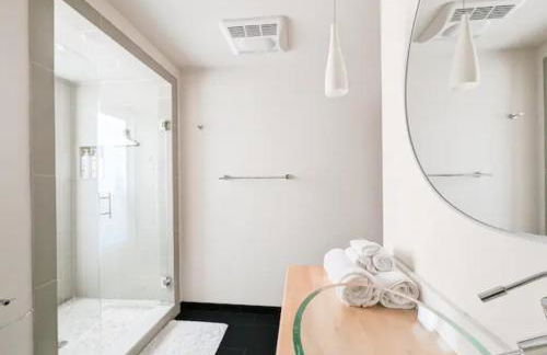 Lakeview Home by Lightrail Downtown & Airport - Foto 2