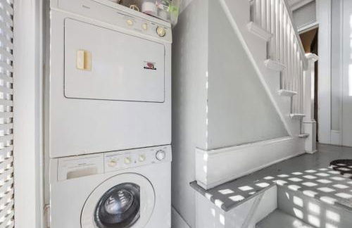 Retro 1BR in Elizabeth with Porch & Eclectic Design - Foto 22