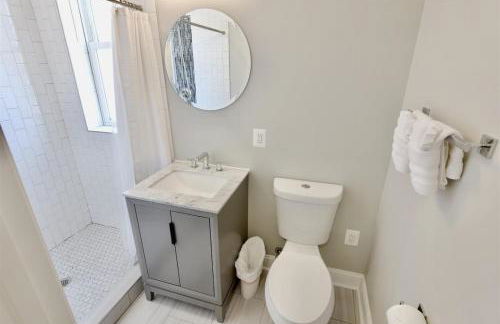 Pristine Petworth Family Home w Street Parking - Foto 27