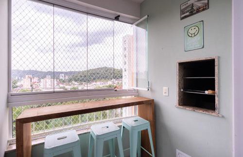 Apto a 10 min da Vila Germânica, dois quartos, salas de estar e jantar, cozinha completa, sacada com churrasqueira, Wi-Fi, Piscina, academia, mercadinho 24 horas e Vaga de garagem - Foto 26