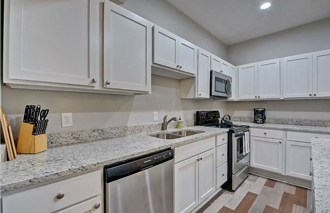 Spacious 6BR/3BA House w/ Parking! Sleeps 20! - Foto 37