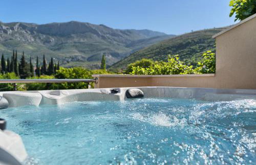 Romantic retreat private jacuzzi and mountain views Split area - Photo 1