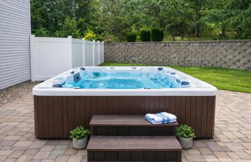 Luxury Villa with Hot Tub, Two Fire Pits, King Bed Suite, Game Room & Fenced Yard - Foto 4