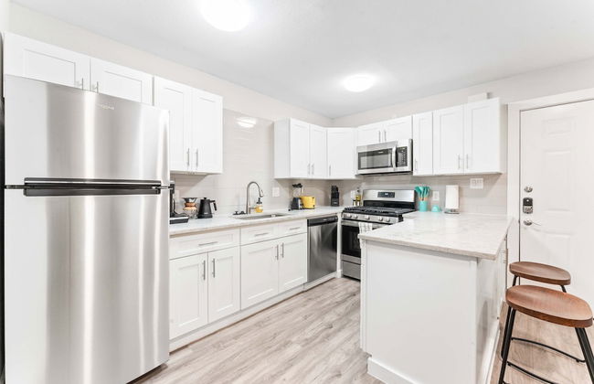 Chic West Downtown Studio w Washer Dryer - Foto 25