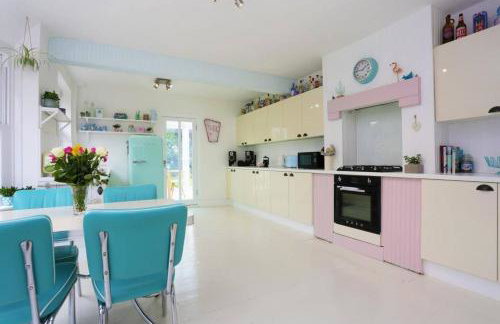 BRIARDENE AT BROADLANDS by BOURNECOAST - A Beautiful Large Family Home with a Garden and Parking in a Popular Area - HB7352 - Foto 1