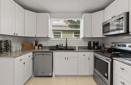 Modern Moroccan Villa w/ Firepit, BBQ + Game Room! - Foto 27