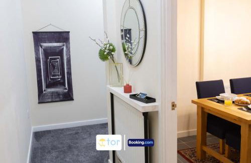 Large 2 Bedroom Apartment By The One Retreats Short Lets & Serviced Accommodation Horley Close To Gatwick Airport - Foto 70