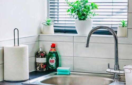 Chic Studio, Free parking, Sleeps 2 - Foto 27