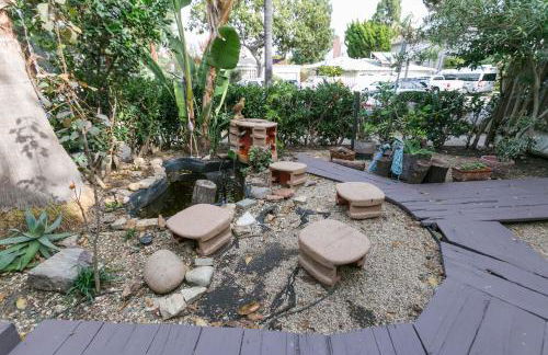 Stunning 2-Bedroom Home near Downtown Culver - Photo 23