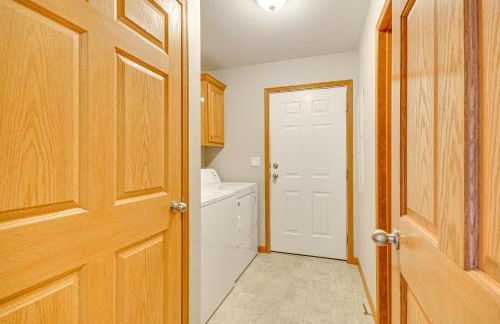 Serene Yellowstone Country Retreat with Deck and Views - Foto 9