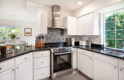 Kirkland Elegant 4B 2 5B Family Retreat with Designer Decor - Photo 16