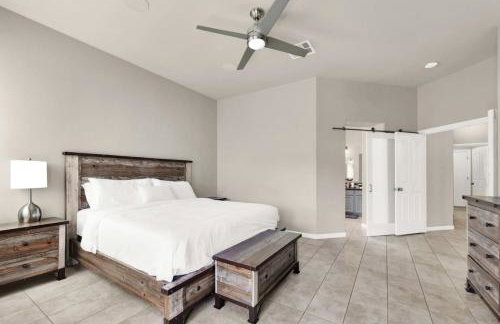 Lux 3BR Oasis Near Strip with Heated Pool and Jacuzzi - Photo 3