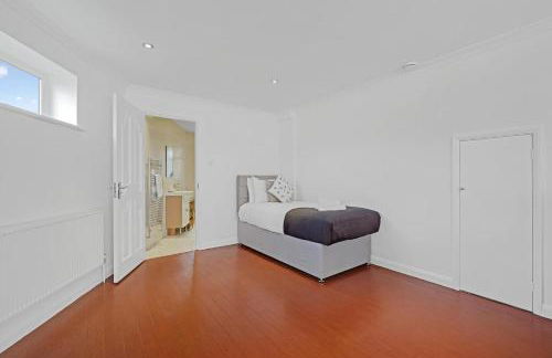 Elegant 5 Bedroom and 3 Bathroom Home in St Annes - Foto 28