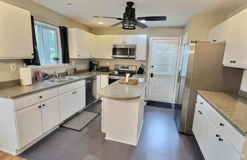 The Sawyer Hideaway - 3BR 2B with Hot Tub & Fire Pit - 5 mins to beach - Photo 13