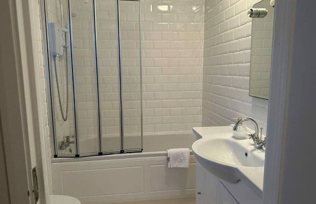 Beautiful 3-bed Apartment in Swansea - Photo 12