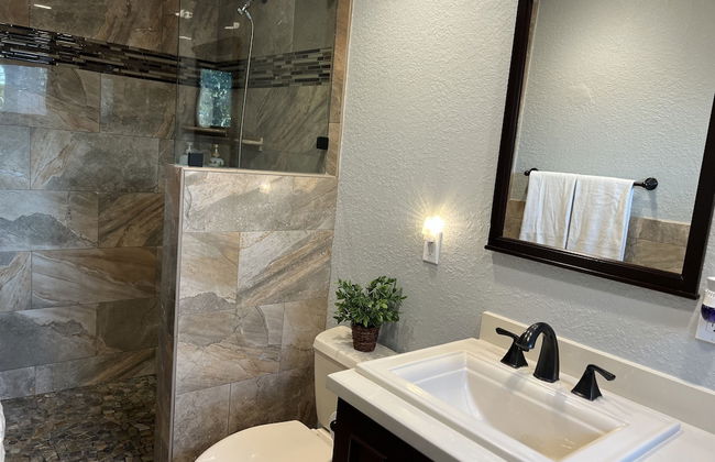 Stunning 3-bed House in Hollywood With hot tub - Photo 11