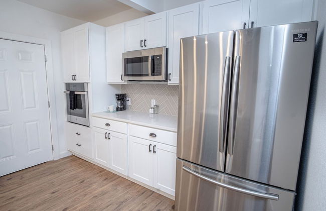 Huge Remodeled 5BR 4BA House Sleeps 20 Downtown - Photo 26