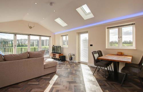 Hunters Cottage - Luxury, high end, hot hub, AC, slipper bath, couples retreat - Photo 67