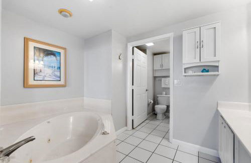 Breath Taking 3 BR Direct Oceanfront Condo with Private Balcony at The Wyndham Ocean Walk Resort - Foto 17