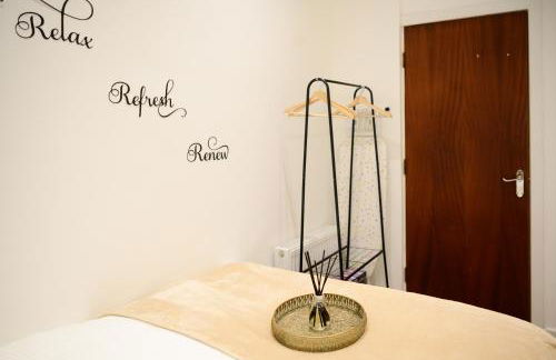 Autumn Breeze - 2BR - Sofa Bed - WiFi - Free Parking - Central - Didsbury - Photo 13