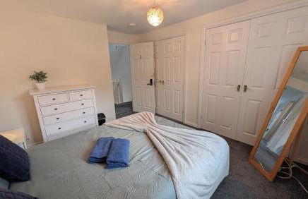 Large Modern House with Private Parking - Foto 72