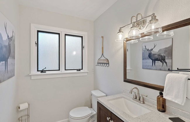 Hidden Oaks Farmhouse by Avantstay Hot Tub, Deck - Foto 32