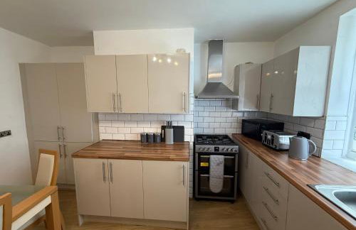 Central 3BR Home - Huddersfield Serviced Accomodation - Walk to Station & Town - Business Travellers - Families - Students - Photo 8