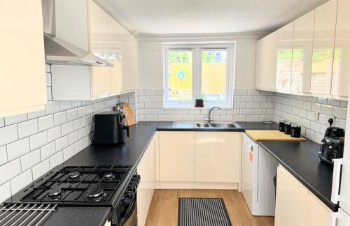 New Spacious 4 Bedrooms 5 Beds House Sleeps 8! - Foto 50