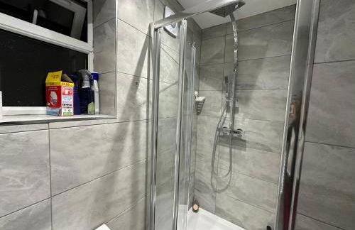 1st Studio Flat With full Private Toilet And Shower With its Own Kitchenette in Keedonwood Road Bromley A Fully Equipped Independent Studio Flat - Photo 8