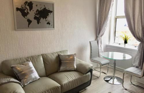 RIVER CLYDE VIEWS - PRIVATE & SPACIOUS APARTMENT - Photo 18