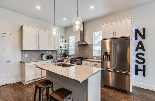 Nash House & Bars of Broadway with Patio Bar and Views! 8min Downtown! Sleeps 12! - Foto 4