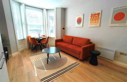 Stunning Apartment-6 Minute walk from Beach-Free Parking - Photo 1
