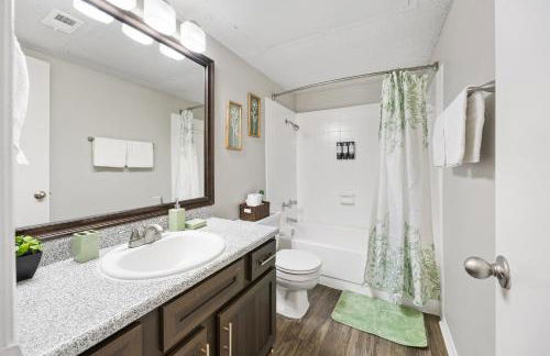 Coastal Hues - Pool, Gym & Free Parking! - Photo 14