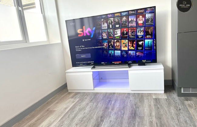 City Centre 1-bed Apartment in Preston With Sky - Photo 13