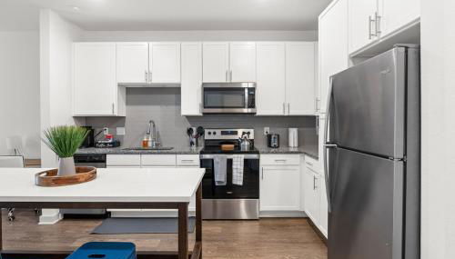 Trendy 1BR Apt with King Bed Pool Gym and Close to Beach - Foto 3