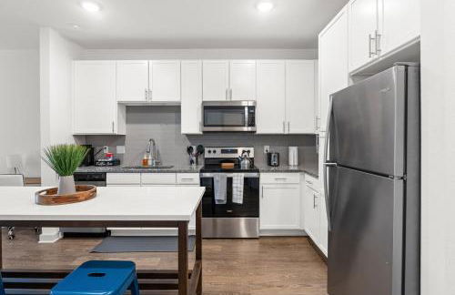 Trendy 1BR Apt with King Bed Pool Gym and Close to Beach - Foto 3