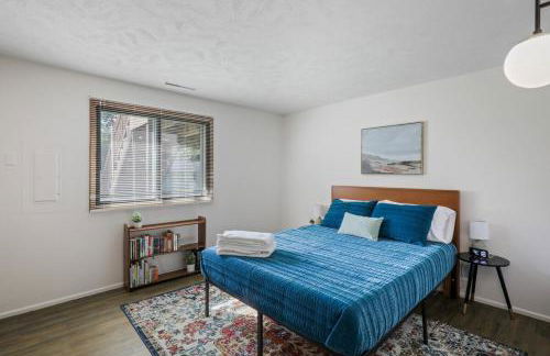 Central Location - 2 living spaces & covered patio! - Foto 20