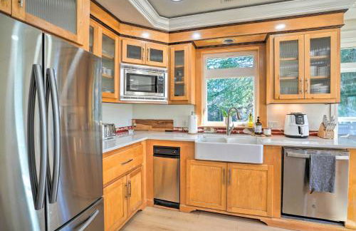 Luxe Getaway with Riverfront Views in Grants Pass! - Foto 10