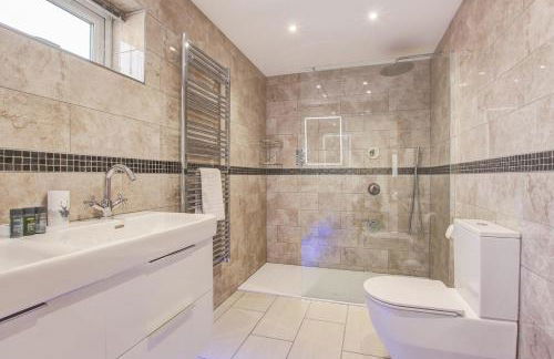 Hunters Cottage - Luxury, high end, hot hub, AC, slipper bath, couples retreat - Photo 31