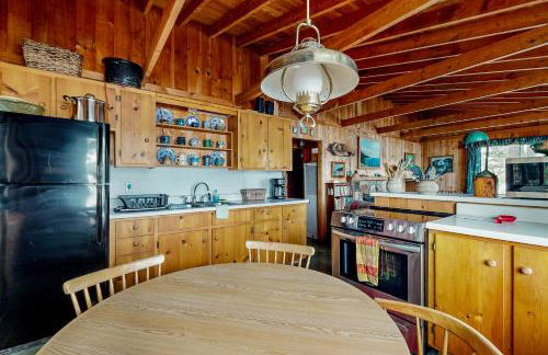 2BR Lakefront Cabin with Fireplace, Lake Views, Dock - Foto 8