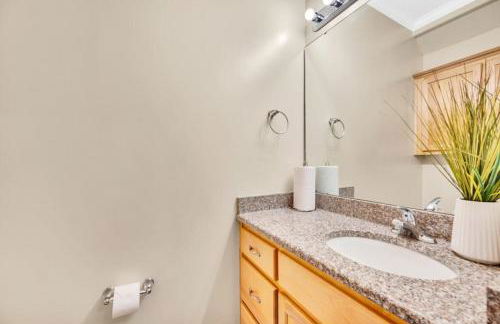 Cozy 2B Townhouse King Bed Free Parking TV in BRs - Foto 7