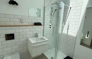 The Hayloft, Modern 4 Bed, 8 person, Barn Conversion in a Rural Location with Great Access & Hot Tub - Foto 21