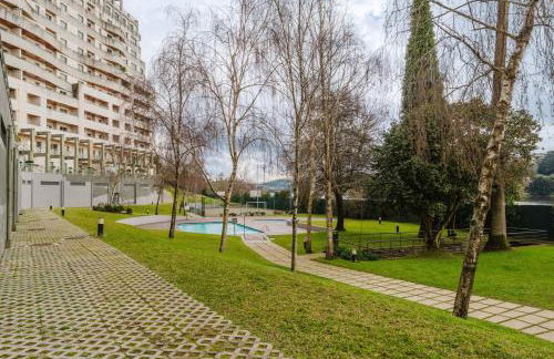 Elegant Riverfront Flat | Pool & Sports by Host Wise - Foto 51